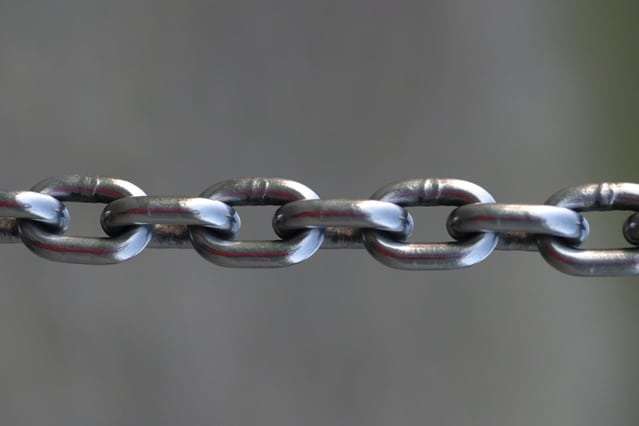 chain-links-1312683-639x426